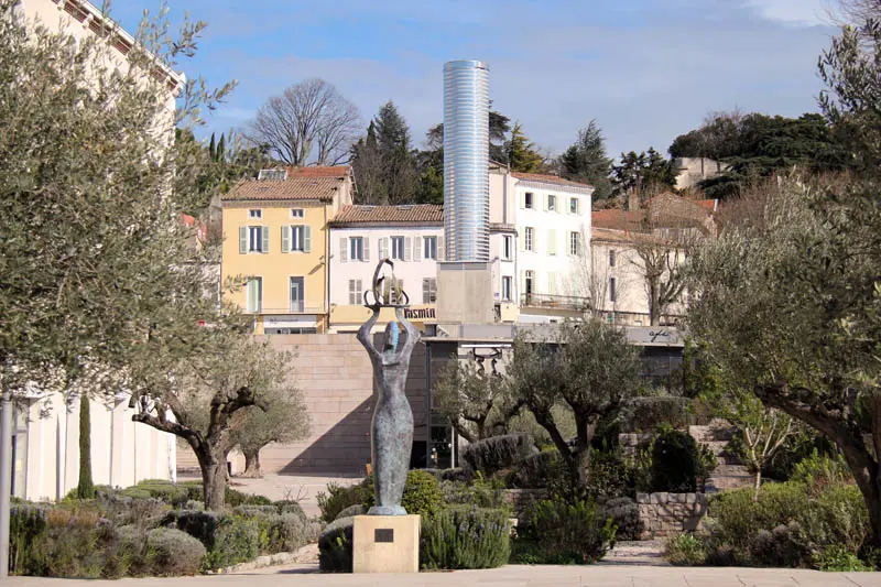 Que faire dans le quartier Saint-Martin à Montélimar?  jardin des senteurs, art contemporain, oeuvre signal, office de tourisme, que demander de plus? ;)
