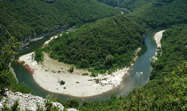 Top 10 des sites touristiques en Ardèche (ce ne sont pas ceux que vous croyez !)